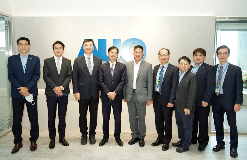 光電前進亞灣成立「AUO解決方案研發中心」，作為多元場域解決方案研發及試驗場域（圖中左為高雄市長陳其邁、圖中右為光電董事長彭双浪）